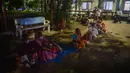 Orang-orang berkemah semalam untuk mendapatkan vaksin Covid-19 pada hari berikutnya di rumah sakit distrik yang dikelola pemerintah di Siliguri, negara bagian Bengal Barat, India, Senin (20/9/2021). Hingga 19 September 2021, sebanyak 202 juta orang India telah divaksin dua dosis (Diptendu DUTTA/AFP)