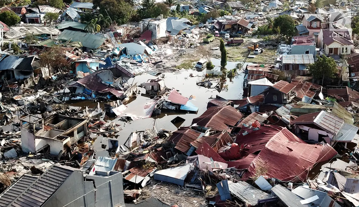 Pandangan udara Perumnas Balaroa yang rusak dan ambles akibat gempa bumi Palu, Sulawesi Tengah, Jumat (5/10). Gempa yang menimpa Palu mengakibatkan tanah di Perumnas Balaroa ambles 5 meter. (Liputan6.com/Fery Pradolo)