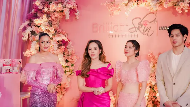 Intan Aletrino menjadi MC acara peluncuran Brilliant Skin.