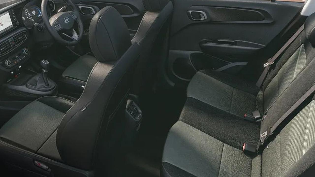 Kabin Hyundai Exter memiliki tampilan yang serba hitam dengan material plastik keras yang umumnya digunakan pada mobil di kelasnya. Ia juga menggunakan panel instrumen digital yang sama dengan Hyundai Stargazer