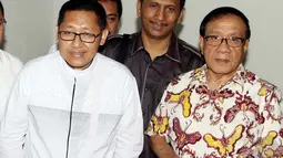 Namun sebelum sidang itu dimulai, Anas tampak semringah karena mendapat dukungan moril dari seniornya di Himpunan Mahasiswa Islam (HMI), Akbar Tandjung, Jumat (6/6/2014) (Liputan6.com/Johan Tallo)