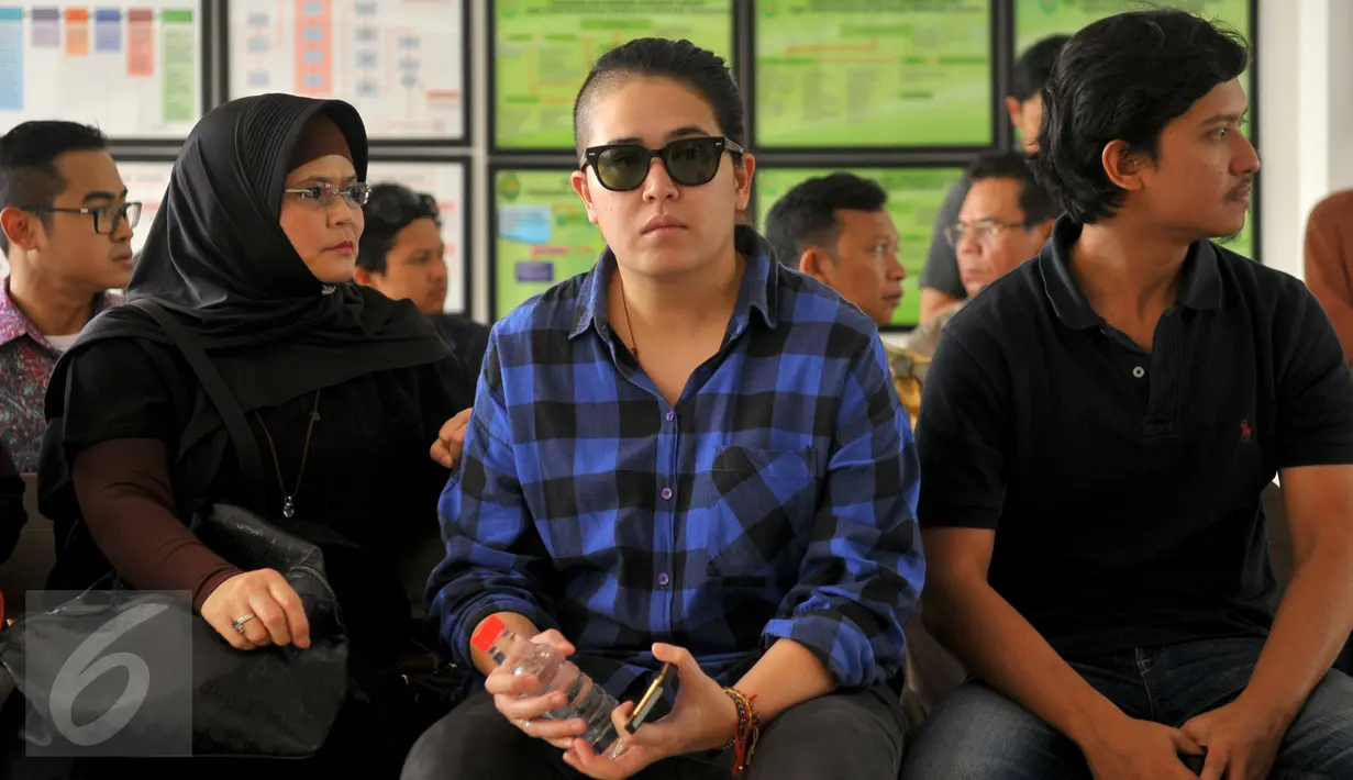 Keluarga Iwan Fals saat menghadiri sidang gugatan manajemen Iwan Fals terhadap promotor acara ‘Kantata Barock’, Jakarta, Rabu, (23/9/2015). Hakim memutuskan untuk menunda persidangan karena berkas yang diajukan belum lengkap. (Liputan6.com/Faisal R Syam)