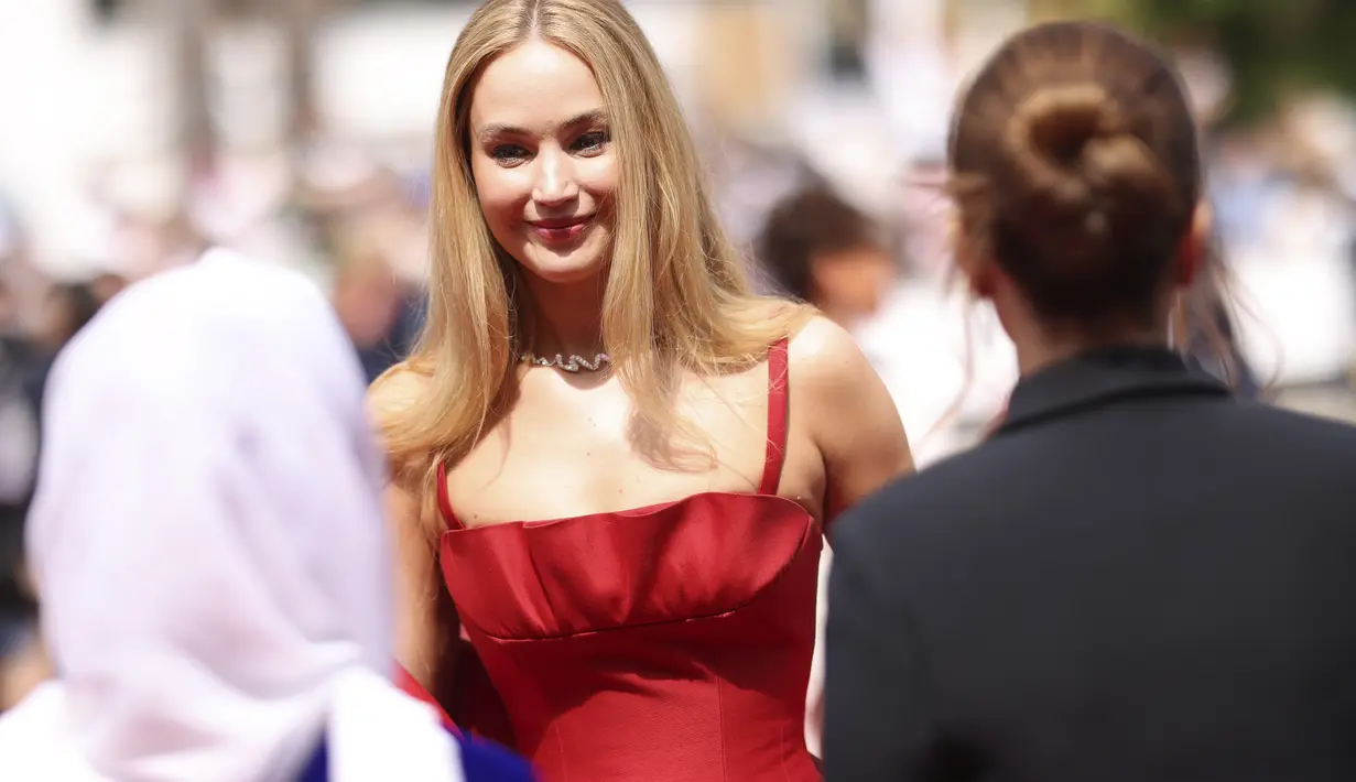 Jennifer tiba di karpet merah di Festival Film Cannes 2023 untuk pemutaran perdana film 'Anatomy of a Fall'.  (Photo by Vianney Le Caer/Invision/AP)