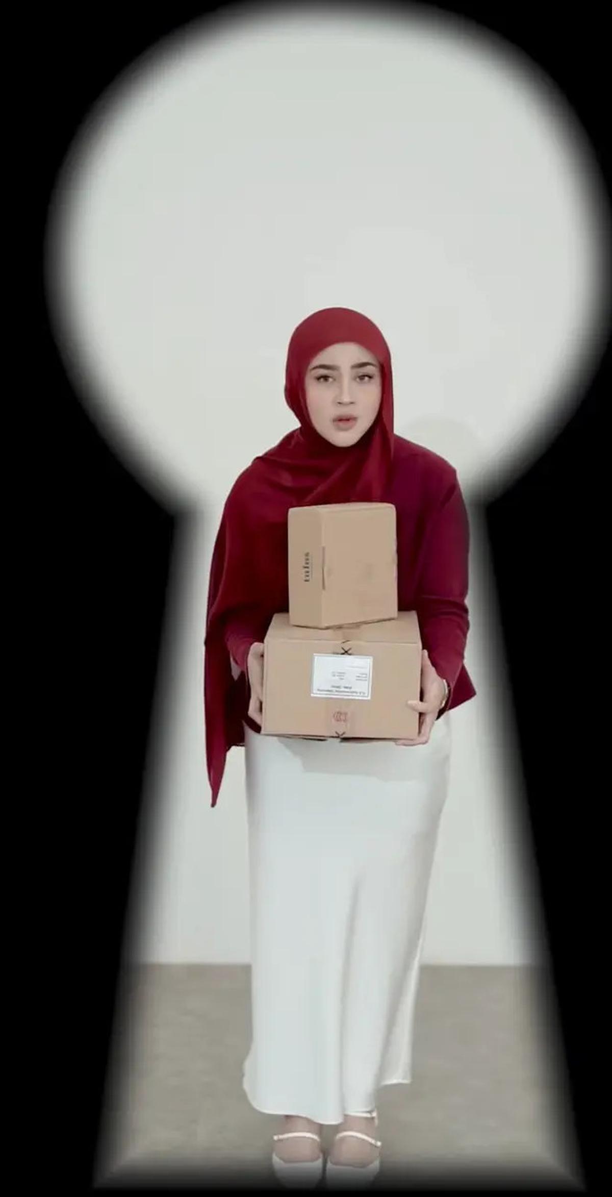 7 Outfit Merah Putih Hijab Artis, Cocok Dipakai Jalan Santai dan Lomba
