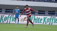 Gelandang Madura United, Salim Tuharea, menyebut pemanggilan ke Timnas Indonesia U-23 bak mimpi yang menjadi kenyataan buatnya. (Instagram/@baba_tuharea11)