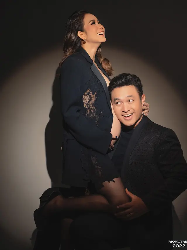 Segera Melahirkan, Ini 7 Maternity Shoot Gilang Dirga dan Adiezty Ferza