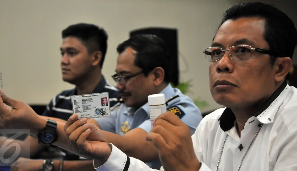Petugas imigrasi beserta Kepolisian Polres Jaksel menunjukan barang bukti dokumen palsu dan kosmetik yang diduga ilegal saat rilis penangkapan WN Asing di Kantor Imigrasi, Jakarta, Kamis (21/1/2016).  (Liputan6.com/Yoppy Renato)