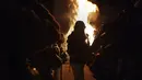 Penari bertopeng melakukan ritual kuno di sekitar api unggun mengusir roh jahat di jalan-jalan Batanovci, Bulgaria, Kamis (13/1/2022). Untuk dua tahun ini festival topeng memiliki arti ekstra: orang-orang berharap itu akan membawa kelegaan dari kesengsaraan pandemi corona. (AP/Valentina Petrova)