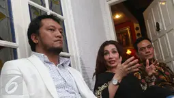 Reza Artamevia (tengah) saat menggelar jumpa pers di kawasan Kebayoran Baru, Jakarta, Jumat (2/9). Reza diizinkan untuk melakukan rehabilitasi lantaran berstatus sebagai pengguna narkoba baru. (Liputan6.com/Herman Zakharia)