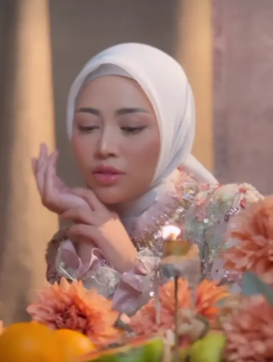 Lama melepas hijab, wajar saja jika penampilannya mencuri perhatian publik [instagram/rachelvennya]