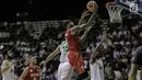 Pebasket putra Indonesia Jamarr Andre Johnson berusaha mencetak skor saat melawan India pada laga final bola basket 18th Asian Games Invitation Tournament di Hall Basket Senayan, Senin (12/2). Indonesia meraih medali emas. (Liputan6.com/Faizal Fanani)