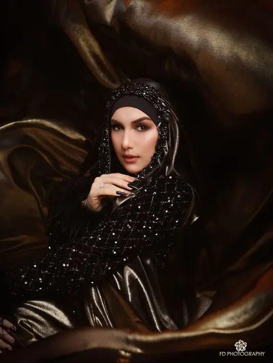 Wajah Irish Bella juga terlihat glam dengan makeup smokey bronze yang senada dengan outfitnya [@fdphotography90]