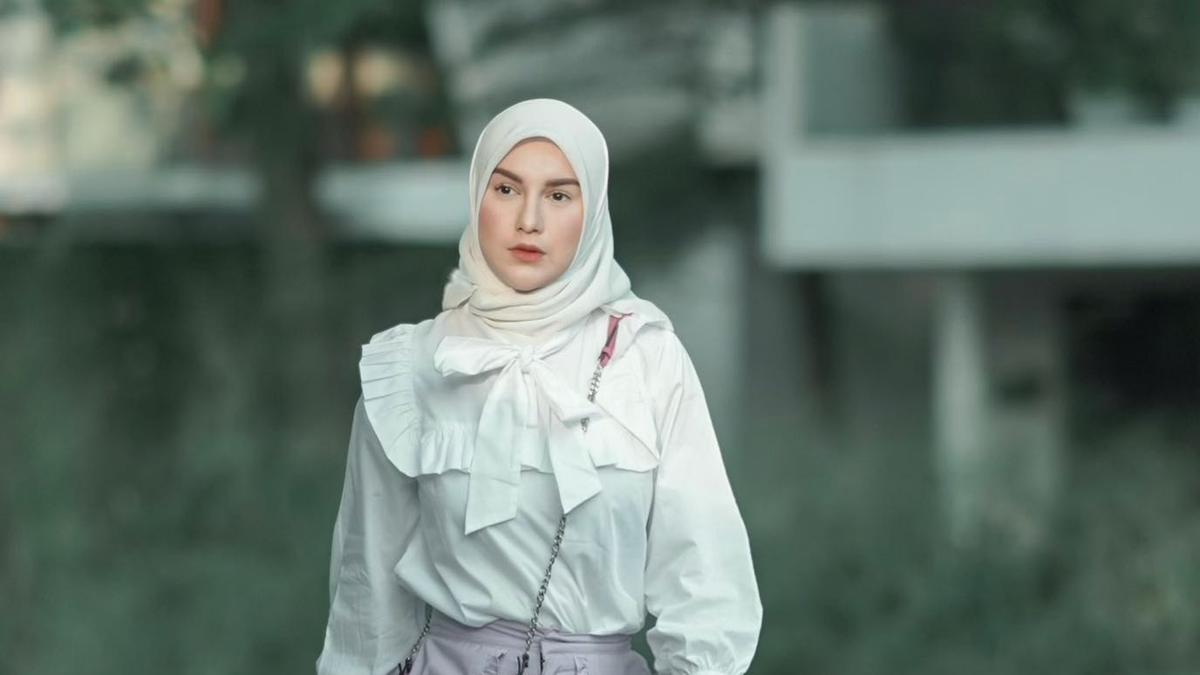 Ingin Tampil Stunning Tanpa Terlihat Berlebihan? Contek Clean Outfit ala Irish Bella