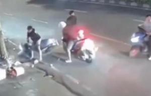 Viral video yang memperlihatkan tiga orang berboncengan sepeda motor terpental setelah menabrak tiang di pinggir jalan saat kabur dari kejaran kelompok bersenjata tajam di Tambora. (Foto: Tangkapan layar di media sosial).