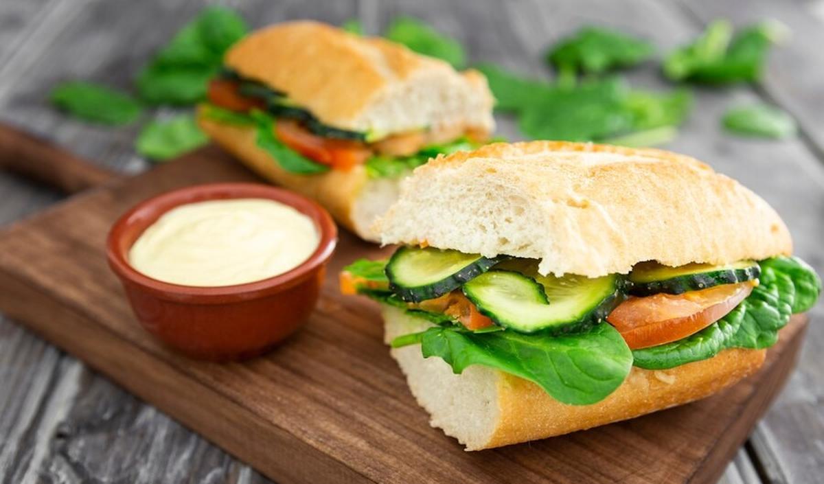2.&nbsp;Mengolesi Sandwich dengan Mayo
