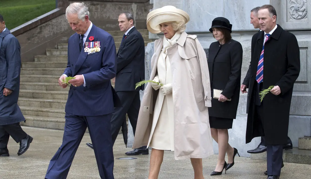 Pangeran Charles dan istri kedua Camilla mengunjungi pahlawan di National War Memorial in Wellington, Selandia Baru, (4/11/2015).  Pangeran Charles dan istri kedua Camilla memulai kunjungannya di Australia dan Selandia baru. (REUTERS/Mark Mitchell)