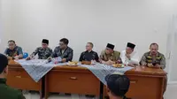 Badan Koordinasi Pengawasan Aliran Kepercayaan (Bakorpakem) Garut yang terdiri dari Polres, Kejaksaan, MUI, FKUB, Bakesbangpol, saat memberikan penjelasan mengenai penyegalan masjid Ahmadiyah. (Liputan6.com/Jayadi Supriadin)