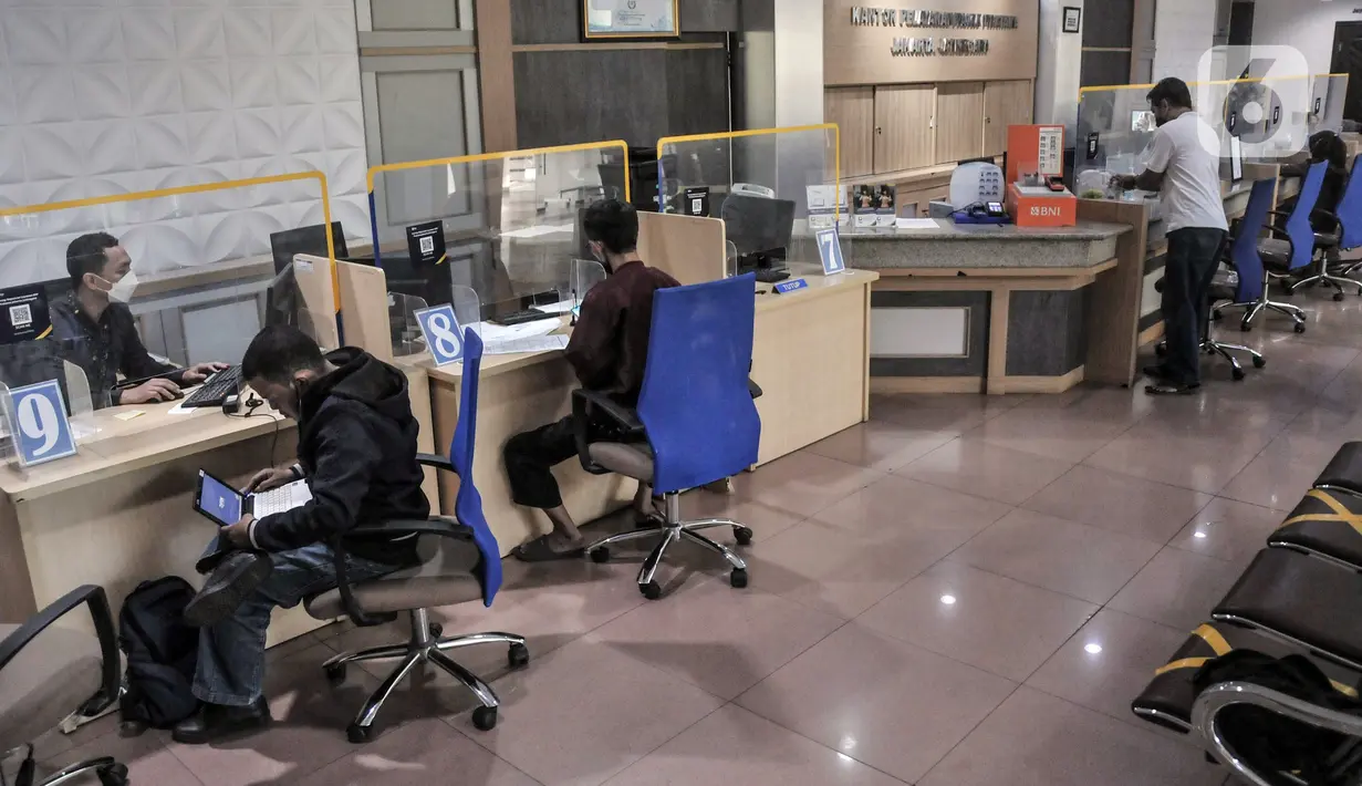 Suasana pelayanan pajak di Kantor KPP Pratama Jakarta Jatinegara, Matraman, Jakarta Timur, Kamis (21/7/2022). Kementerian Keuangan melalui Direktorat Jenderal Pajak resmi memulai penerapan Nomor Induk Kependudukan (NIK) sebagai Nomor Pokok Wajib Pajak (NPWP) untuk memudahkan masyarakat dalam mengakses layanan perpajakan ke depannya. (merdeka.com/Iqbal S. Nugroho)