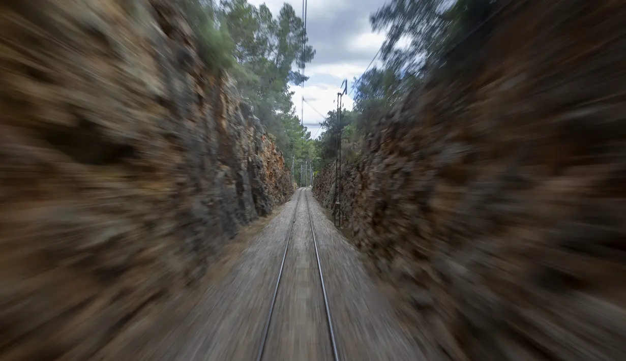 Jalur sempit ini terlihat dari dalam kereta Palma-Soller di Pulau Balearic Spanyol Mallorca (14/7/2021). Diresmikan pada tahun 1912, jalur kereta api Palma-Soller adalah salah satu rute tertua yang masih beroperasi di Spanyol. (AFP/Jaime Reina)