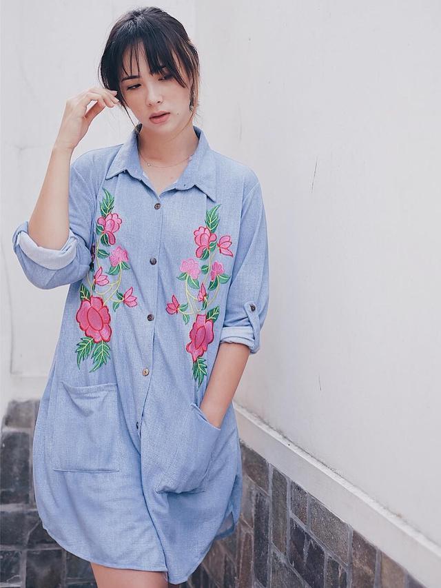 Potret Gaya Kasual Pamela Bowie Saat Kenakan Kemeja. (Sumber: Instagram/pamybowie)