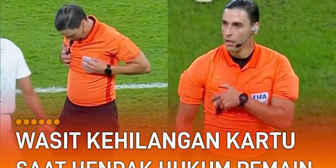 VIDEO: Kocak, Wasit Kehilangan Kartu Saat Hendak Hukum Pemain