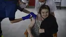 Natividad Lapeire, penghuni panti jompo Ibaneta menjalani vaksinasi COVID-19 di Erro, Spanyol, Selasa (5/1/2021). Spanyol akan menerima lebih dari 4,5 juta dosis vaksin COVID-19 selama tiga bulan ke depan. (AP Photo/Alvaro Barrientos)
