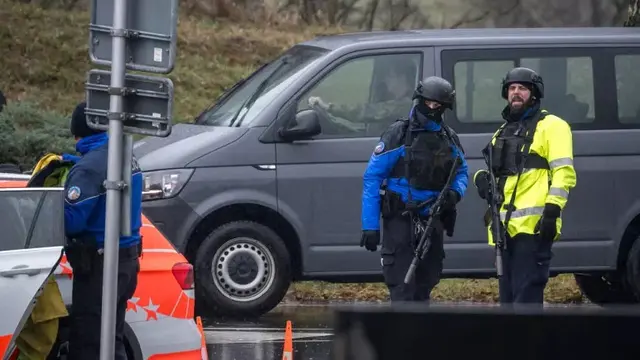 Polisi memburu pelaku penembakan di Kota Sion, Swiss selatan, pada 11 Desember 2023. Mereka menggeledah sebuah bus dekat Saint Maurice,(Fabrice Coffrini/AFP)