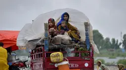 Sebuah keluarga pengungsi naik becak saat bepergian ke daerah yang aman setelah melarikan diri dari rumah mereka yang dilanda banjir, di Jaffarabad, sebuah distrik di provinsi Baluchistan barat daya Pakistan, Rabu (24/8/2022). Di Pakistan sejak pertengahan Juni, menyebabkan 903 orang tewas dan sekitar 50.000 orang kehilangan tempat tinggal, kata badan bencana negara itu. (AP Photo/Zahid Hussain)