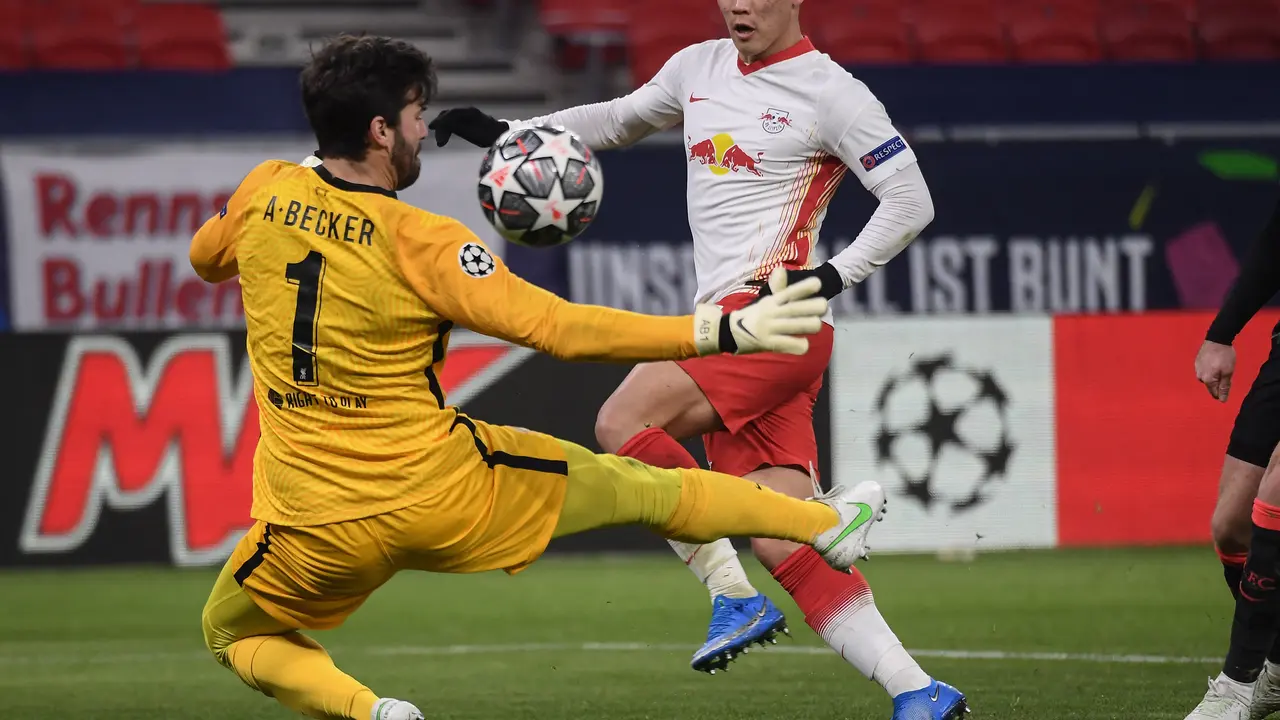 Kiper Liverpool, Alisson Becker, berhadapan dengan striker RB Leipzig, Hwang Hee-chan, pada babak 16 besar Liga Champions di Puskas Arena, Budapest, Hungaria, Rabu (17/2/2021) dini hari WIB.