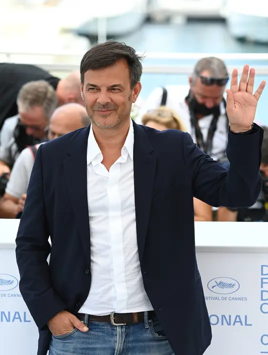 Francois Ozon tampil di sesi pemotretan Cannes Film Festival 2021 mengenakan setelan dari Dior Homme yang didesain oleh Kim Jones. Foto: Document/Dior.