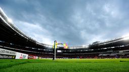 Hakim garis mengangkat bendera saat pertandingan Timnas Indonesia melawan Thailand pada laga Piala AFF 2022 di Stadion Utama Gelora Bung Karno (SUGBK), Jakarta, Kamis (29/12/2022). (Bola.com/M Iqbal Ichsan)