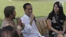 Presiden Joko Widodo memberi penjelasan saat berdialog dengan para konten kreator XYZ 2018 di Istana Bogor, Minggu (22/4). Jokowi meminta tips untuk meningkatkan subscribe serta cara membuat vlog yang menarik. (Liputan6.com/Angga Yuniar)