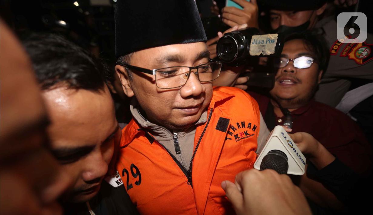 Pada Rabu 11 Maret 2026, Hakim Tunggal Pengadilan Negeri Jakarta Selatan Sulistyo Muhammad Dwi Putro menolak permohonan praperadilan yang diajukan Yaqut Cholil Qoumas. Tampak dalam foto, mantan Menteri Agama, Yaqut Cholil Qoumas, saat dibawa menuju mobil tahanan di Gedung Merah Putih Komisi Pemberantasan Korupsi (KPK), Jakarta, Kamis (12/3/2026). (Liputan6.com/Helmi Fithriansyah)