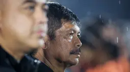 Pelatih kepala Timnas Indonesia U-20, Indra Sjafri saat laga Kualifikasi Piala Asia U-20 2025 melawan Maladewa di Stadion Madya, Senayan, Jakarta, Rabu (25/09/2024). (Bola.com/Bagaskara Lazuardi)