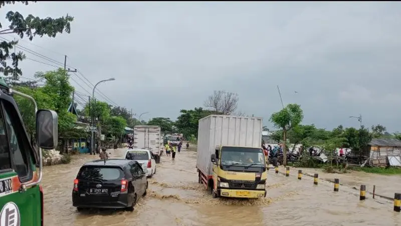 Banjir jalur pantura Tuban (Ahmad Adirin/Liputan6.com)