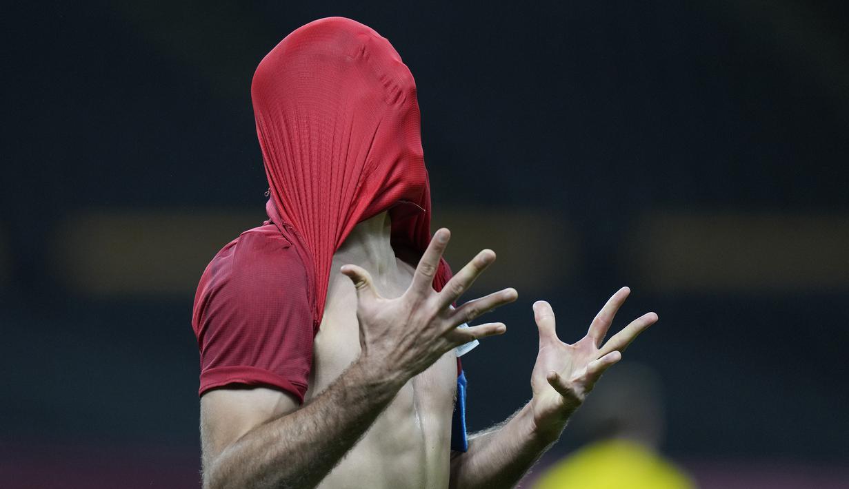 Reaksi Mikel Oyarzabal dari Spanyol setelah gagal mencetak gol ke gawang Australia pada pertandingan sepak bola putra pada Olimpiade Musim Panas 2020, Minggu, 25 Juli 2021, di Sapporo, Sapporo, Jepang. (AP/Silvia Izquierdo)