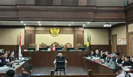 Saksi ahli bahasa Frans Asisi Datang menganalisis isi percakapan chat terkait perintah menenggelamkan handphone dalam sidang kasus suap pergantian antarwaktu (PAW) anggota DPR RI Harun Masiku dan perkara perintangan penyidikan dengan terdakwa Hasto Kristiyanto. (Nanda Perdana).