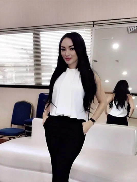 Bukan tanpa alasan ketika dirinya menginginkan rumah dibandingkan yang lainnya, bagaimanapun, menurut Zaskia, tempat tinggal merupakan satu hal yang menjadi prioritas selain sandang (pakaian) dan pangan (makanan). (Via Instagram/@zaskiagotixreal)