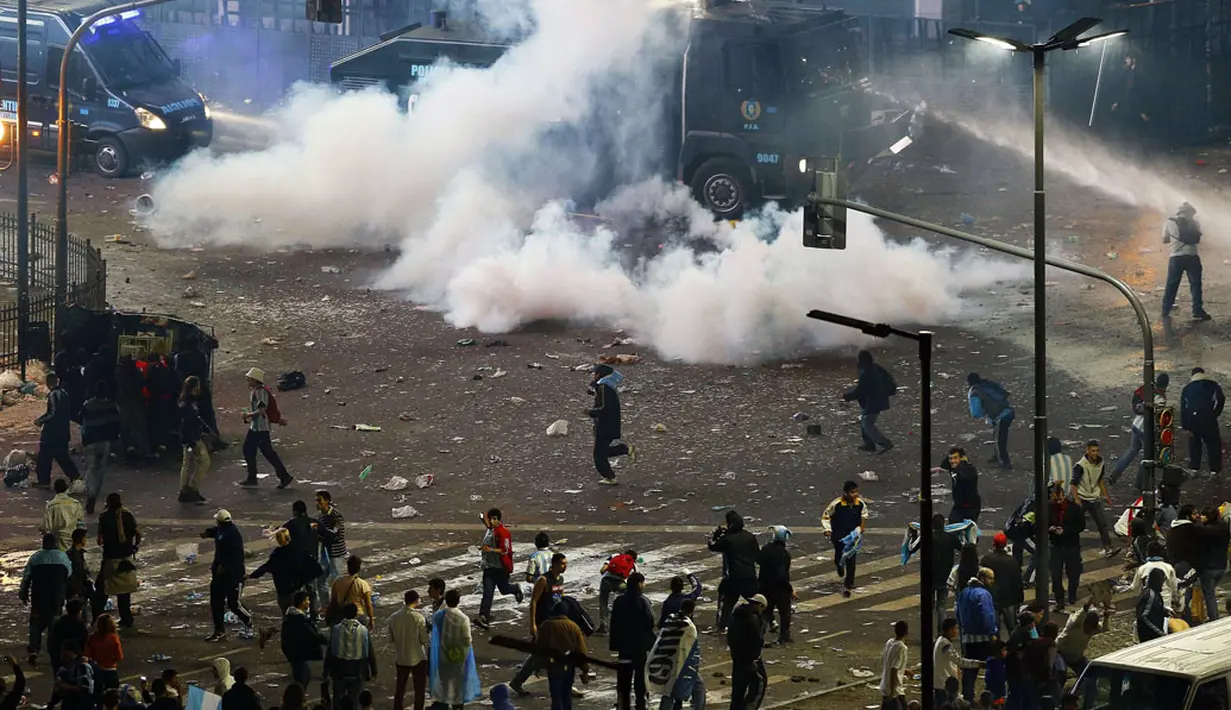 Polisi anti huru hara menembakkan gas air mata untuk membubarkan kerumunan suporter Argentina di sebuah area terbuka di Buenos Aires, (14/7/2014). (REUTERS/Ivan Alvarado) 