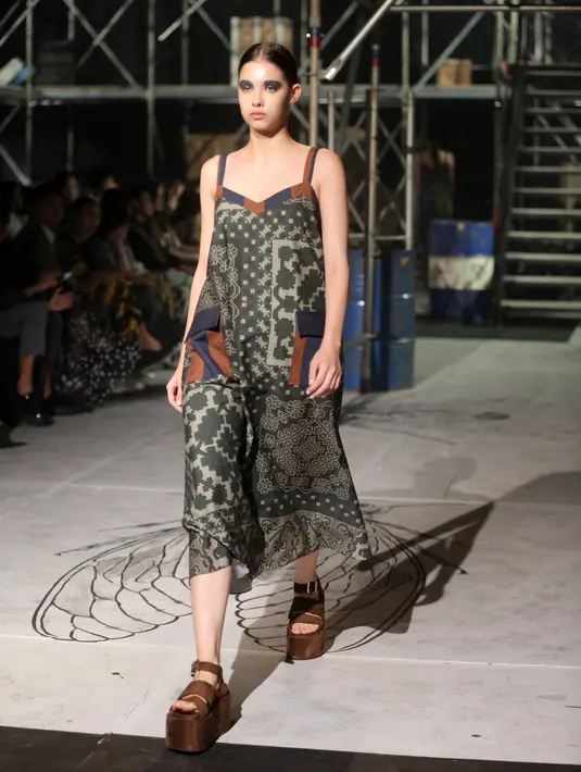 Semuanya disatukan dan dituangkan dalam konsep dan siluet yang wearable, struktural, namun tetap longgar dan nyaman, gaya boyish, dan oversized yang eklektik, seperti bomber jacket, parka coat, jumpsuit, tunik, boyish pants, boxy cropped blouse, side cutout dress, serta rok kerut A-line. [Foto: Document/Fotografer FIMELA]