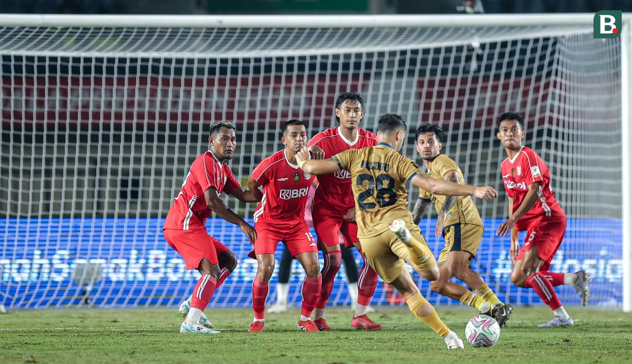 <p>Pemain Dewa United,&nbsp;Alexis Messidoro, mmelepaskan tendangan bebas saat melawan Liga Indonesia All-Star dalam perebutan tempat ketiga Piala Presiden 2025 di Stadion Si Jalak Harupat, Kabupaten Bandung, pada Sabtu (12/7/2025) malam WIB. (Bola.com/Bagas Lazuardi)</p>