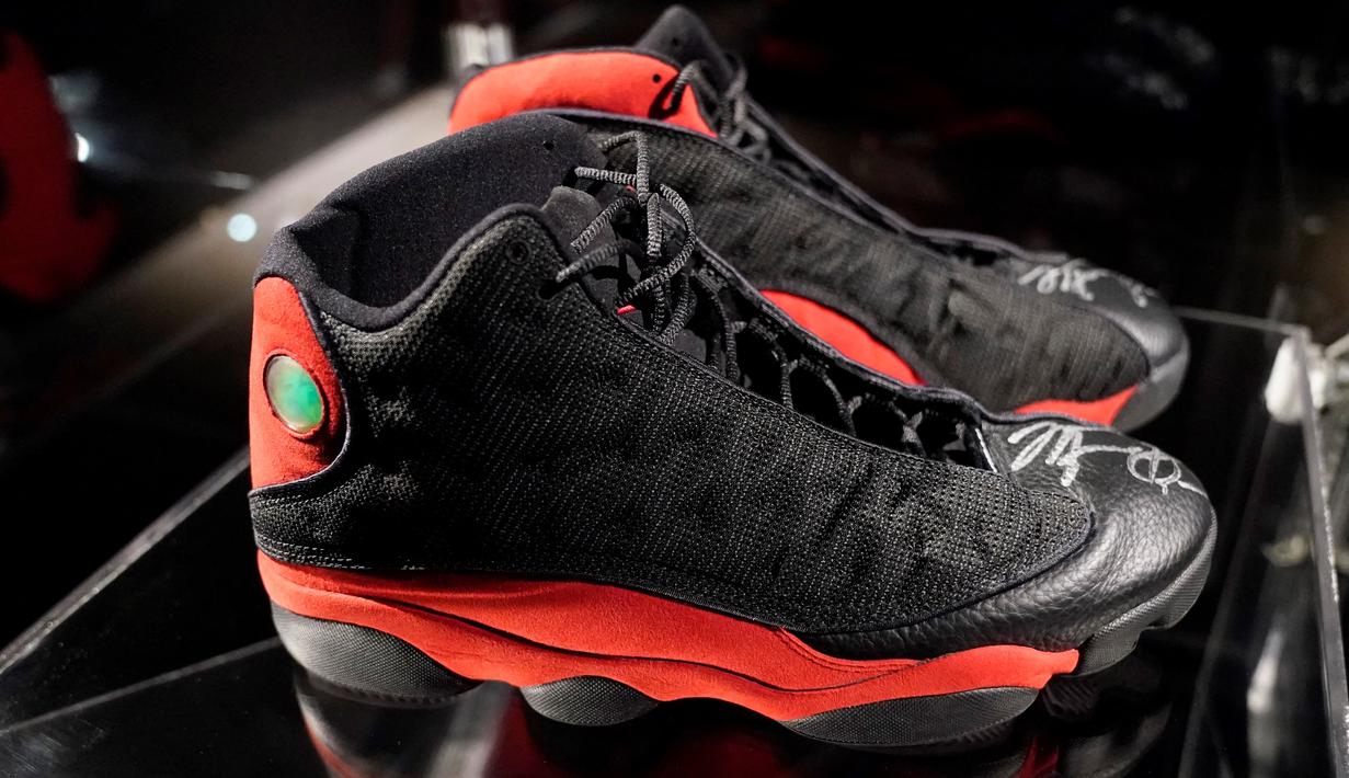 Penjualan secara online tersebut memperkuat posisi Jordan sebagai atlet dengan nilai tertinggi di lelang memorabilia pakaian olahraga. (Photo by TIMOTHY A. CLARY / AFP)