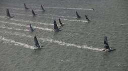 Peserta lomba perahu layar meninggalkan pelabuhan Le Havre, Prancis saat akan mengikuti perlombaan Transat Jacques Vabre, Minggu (7/11/2021). (AFP/Loic Venance)