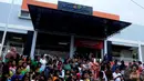 Warga ramai berkumpul saat menyambut kedatangan jokowi ke Pasar Pos Pengumben, Jakarta Barat, Selasa (20/5/2014) (Liputan6.com/Andrian M Tunay).