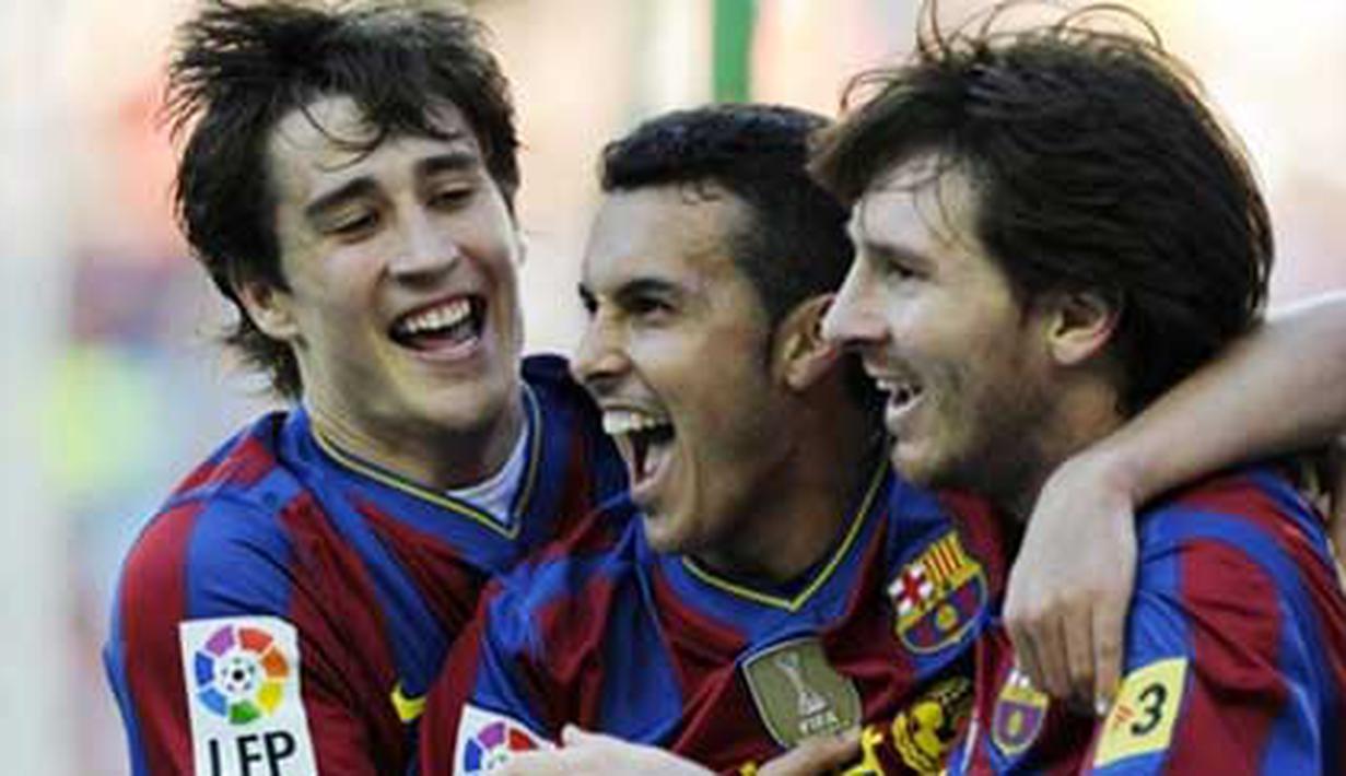 Striker Barcelona Pedro Rodriguez (tengah) mendapat selamat dari Bojan Krkic (kiri) dan Lionel Messi seusai menjebol gawang Valladolid di Nou Camp, 16 Mei 2010. AFP PHOTO / JAVIER SORIANO 