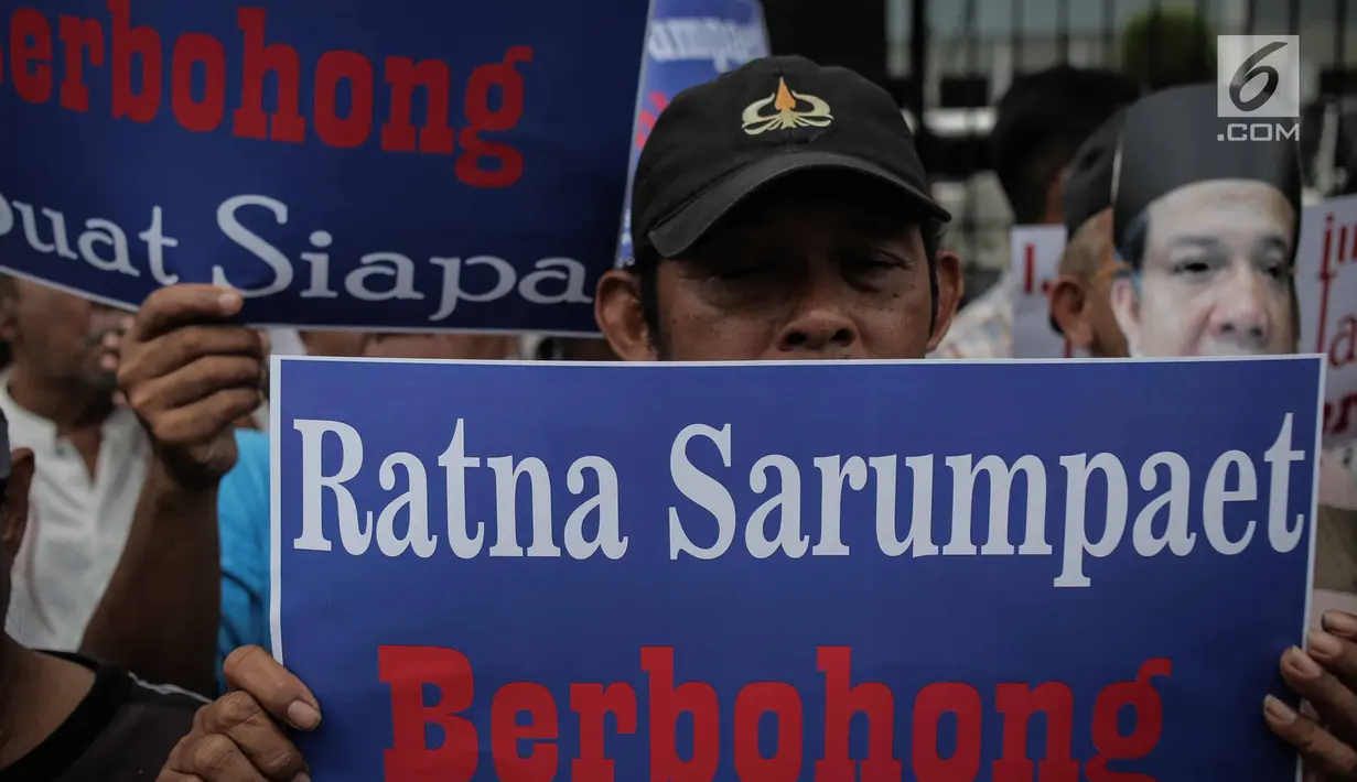Massa yang mengatasnamakan Gerbang (Gerakan Anak Bangsa) menggelar unjuk rasa di depan PN Jakarta Selatan, Selasa (19/3). Dalam aksinya, mereka meminta Ratna Sarumpaet membongkar aktor intelektual dalam penyebaran hoaks. (Liputan6.com/Faizal Fanani)