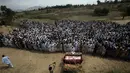Kerabat dan pelayat menghadiri doa pemakaman para korban yang tewas dalam serangan bom bunuh diri hari Minggu di distrik Bajur, Khyber Pakhtunkhwa, Pakistan, Senin, 31 Juli 2023. (AP Photo/Mohammad Sajjad)