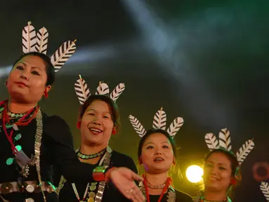 Peserta menampilkan tarian di hari terakhir Festival Tawang di perbatasan Indo-China, utara timur negara bagian Arunachal Pradesh, India (23/10). Berlangsung tiga hari, festival ini mempromosikan budaya dan tradisi setempat. (AFP/ Tauseef Mustafa)