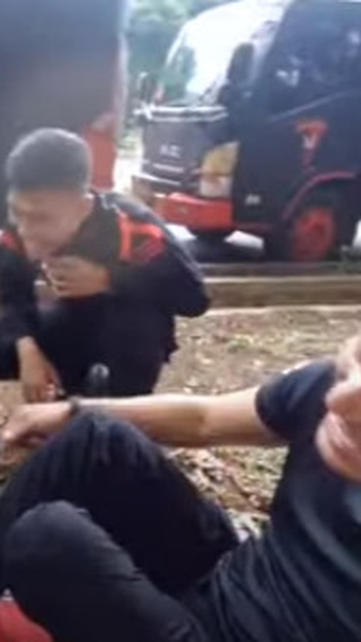 Tak ayal, banyak tawa yang pecah di sekelompok anggota Brimob itu.