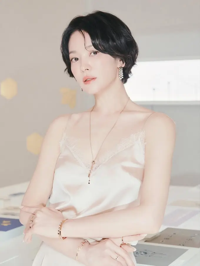 Pesona Awet Muda Song Hye Kyo di Event Chaumet, Elegansi Wanita Karier Sukses dalam Balutan Gaya Minimalis dan Pixie Cut yang Fresh